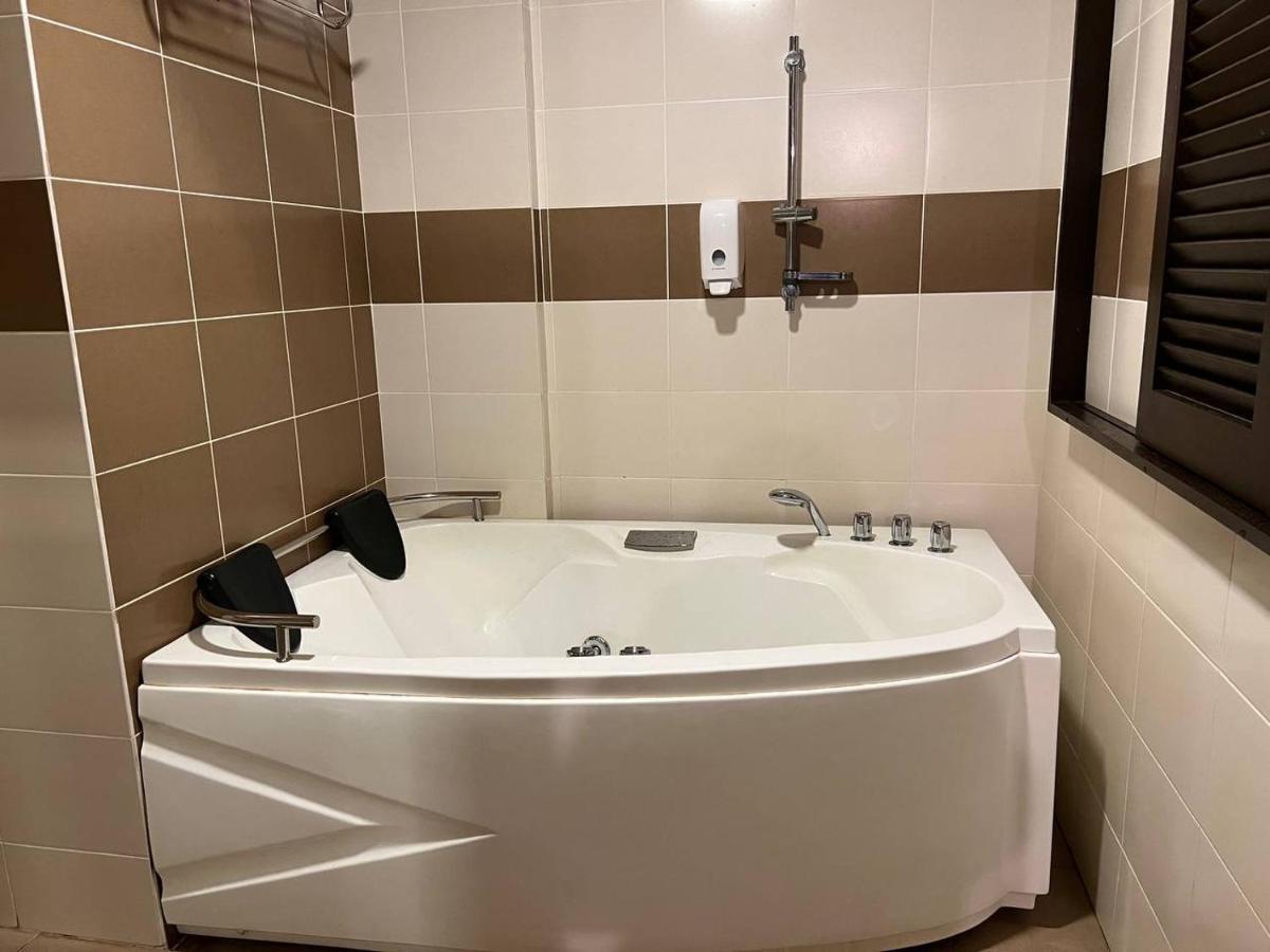 Homestay Melaka B Lagoon Studio Apartment Free Waterpark Tickets Kampong Bukit Beruang Exteriör bild